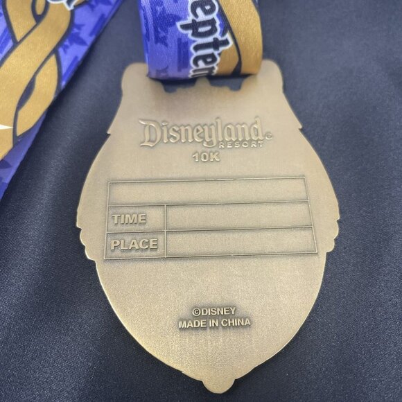 Disney Snow White 2015 10K Magic Mirror 4" Finishers Medal RunDisney - Picture 4 of 4